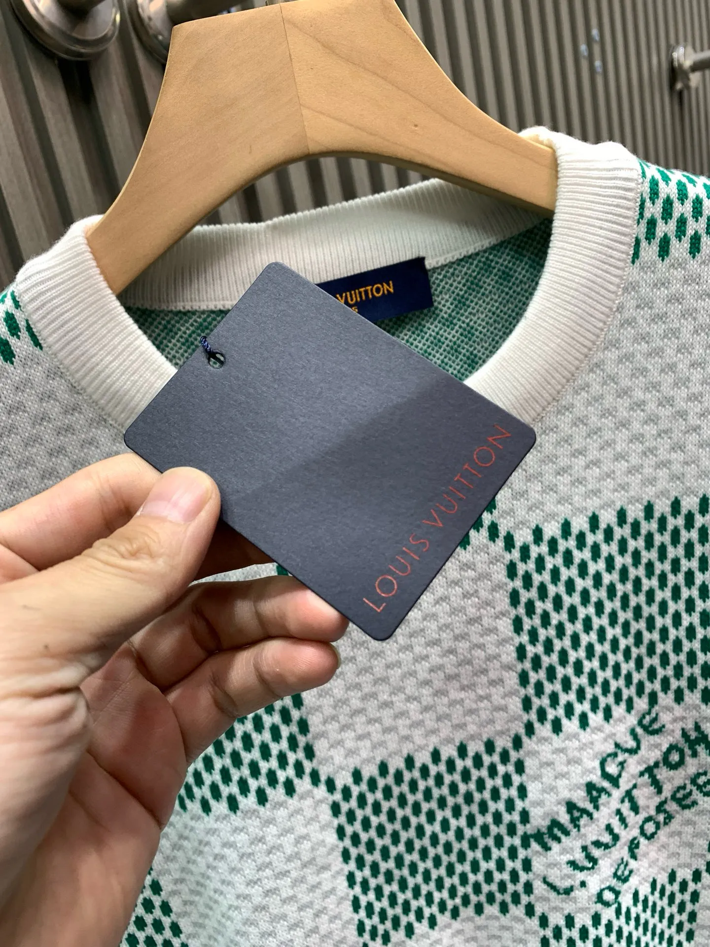 🅿️340 🀄️ Louis Vuitton Louis Vuitton*25SS green checkerboard round neck long-sleeved sweater. Originally purchased for 11,340. Fei Dong co-branded series. It is made of 14s fine knitting pieces and woven pieces imported from Germany. The knitting threads are color-matched. Environmentally friendly fixed dyeing. Customized cotton yarns are introduced. The yarns are processed by mercerization. Jacquard fabrics require fine yarn count and extremely high requirements for raw cotton. The body of the garment is made of imported 7-knit silk square weaving and jacquard craftsmanship. Each piece takes 150 minutes. The letter pattern adopts a double-sided wool hanging process, which is fine workmanship and clear texture. The extremely fine weaving thread is made of environmentally friendly fiber. The stitching uses a 9-pin plate. Each closing edge must be selected by hand. The stitching must be tight and smooth. The front, back, left, and right of the product body are neatly aligned. Combined with a special soft wash process, the body fabric has a soft and waxy drape feel. The softly stretched environmentally friendly microfiber creates the bottom layer and is not easily deformed when stretched.